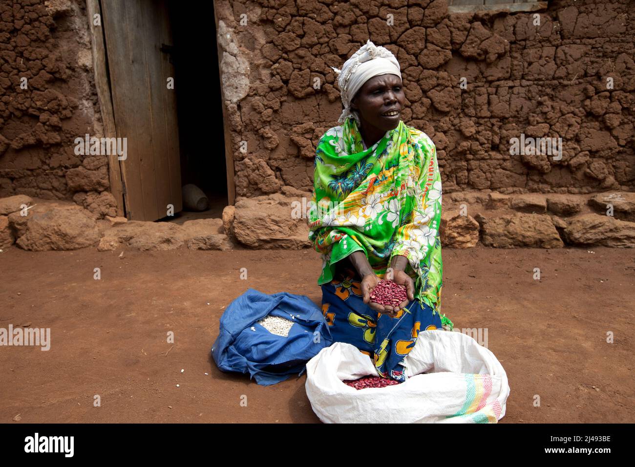 Epifania con i due chili di fagioli che porterà al mercato. Epiphanie Mukamusoni, 60 anni, è una vedova con due figlie cresciute e un nipote, Mbazei Sector, Huye. Epifania ha ottenuto una mucca dal programma ARDI. Il concime dalla mucca l'ha aiutata a produrre un raccolto migliore. Anche l'Involement con il programma ha portato a più stretto contatto con le persone. Fotografia di Mike Goldwater Foto Stock