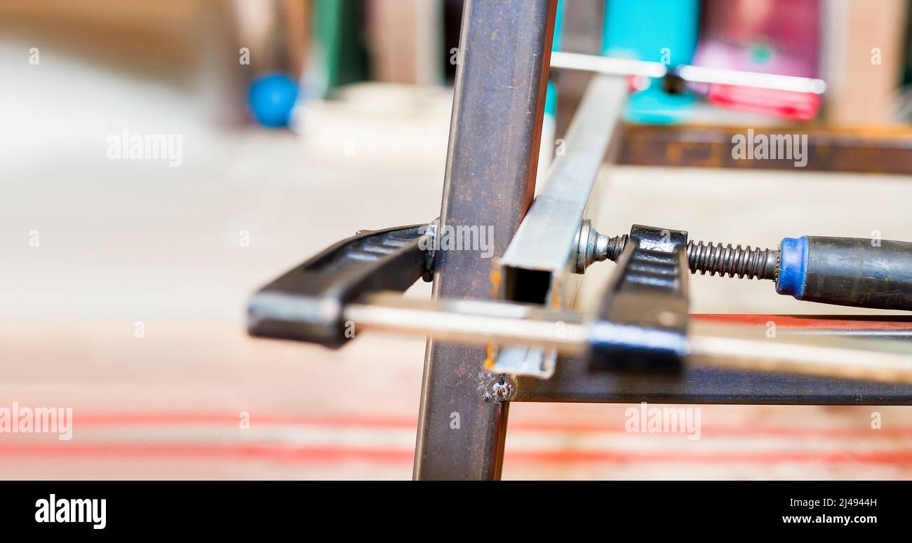 Il morsetto a C, pezzo a C, può essere utilizzato sia in legno che in acciaio. Foto Stock