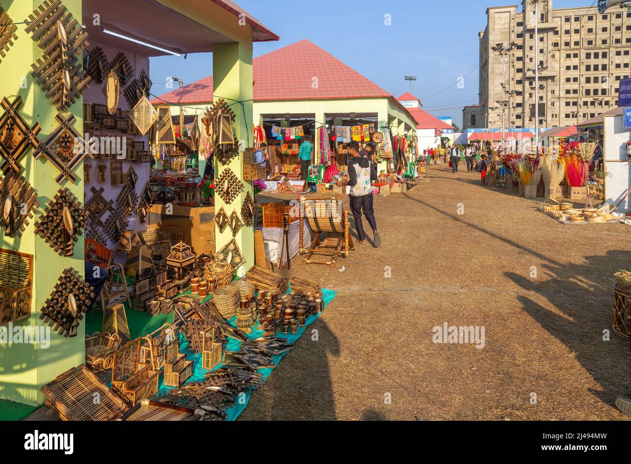 Fiera dell'artigianato con vista delle bancarelle che espongono oggetti artigianali in vendita a Kolkata, India Foto Stock
