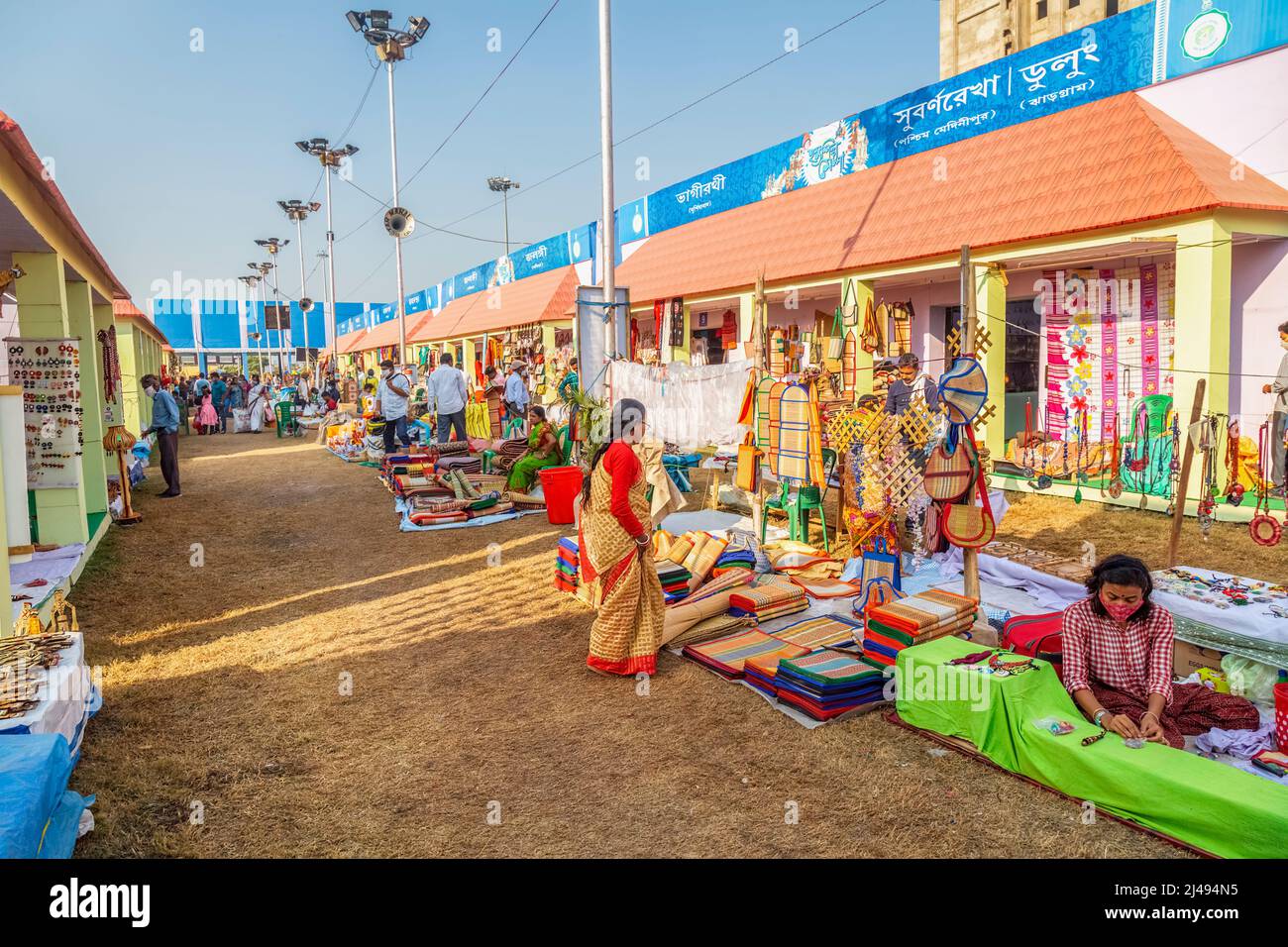 Fiera dell'artigianato con vista delle bancarelle che espongono oggetti artigianali in vendita a Kolkata, India Foto Stock