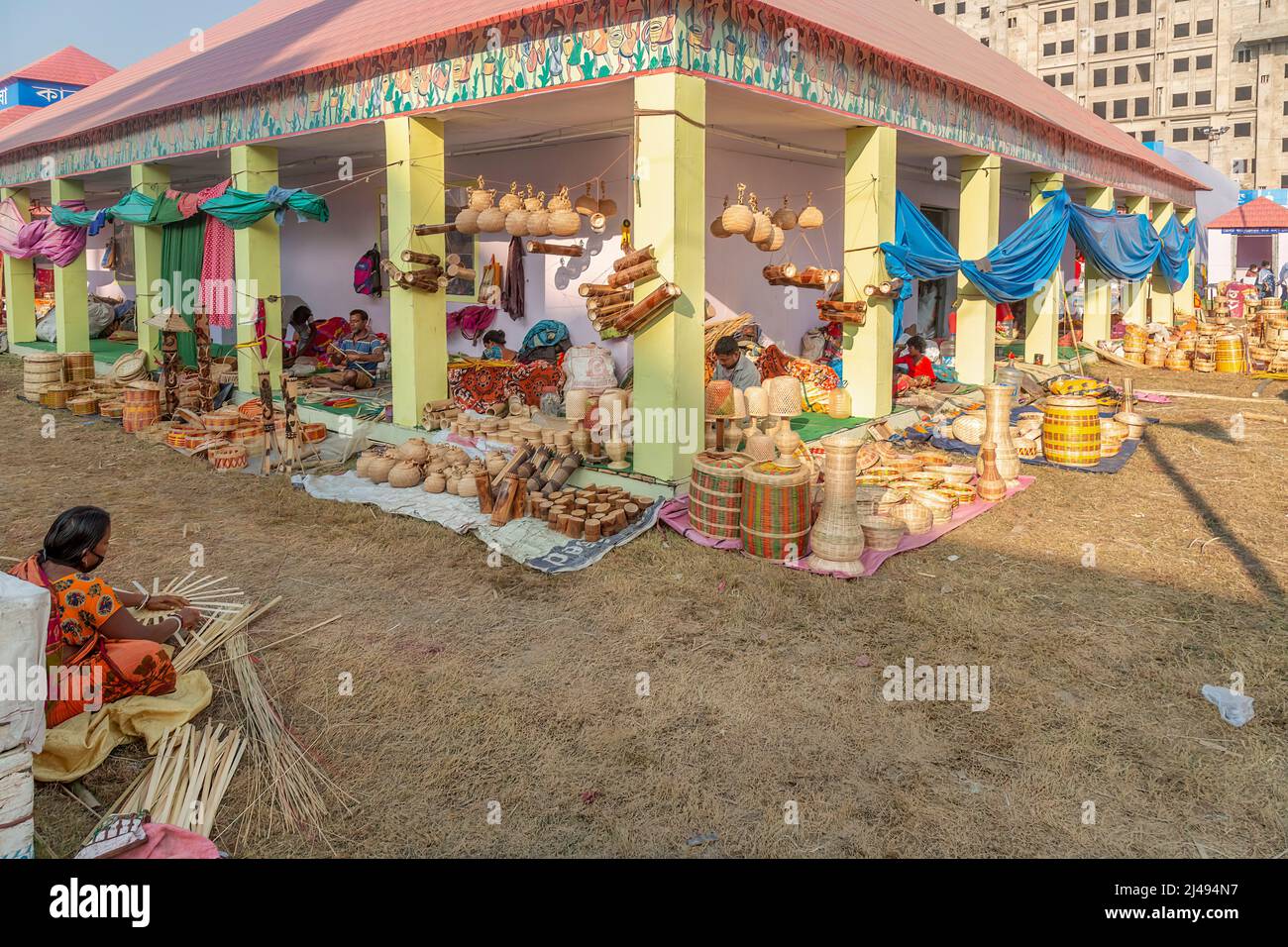 Fiera dell'artigianato con vista delle bancarelle che espongono oggetti artigianali in vendita a Kolkata, India Foto Stock