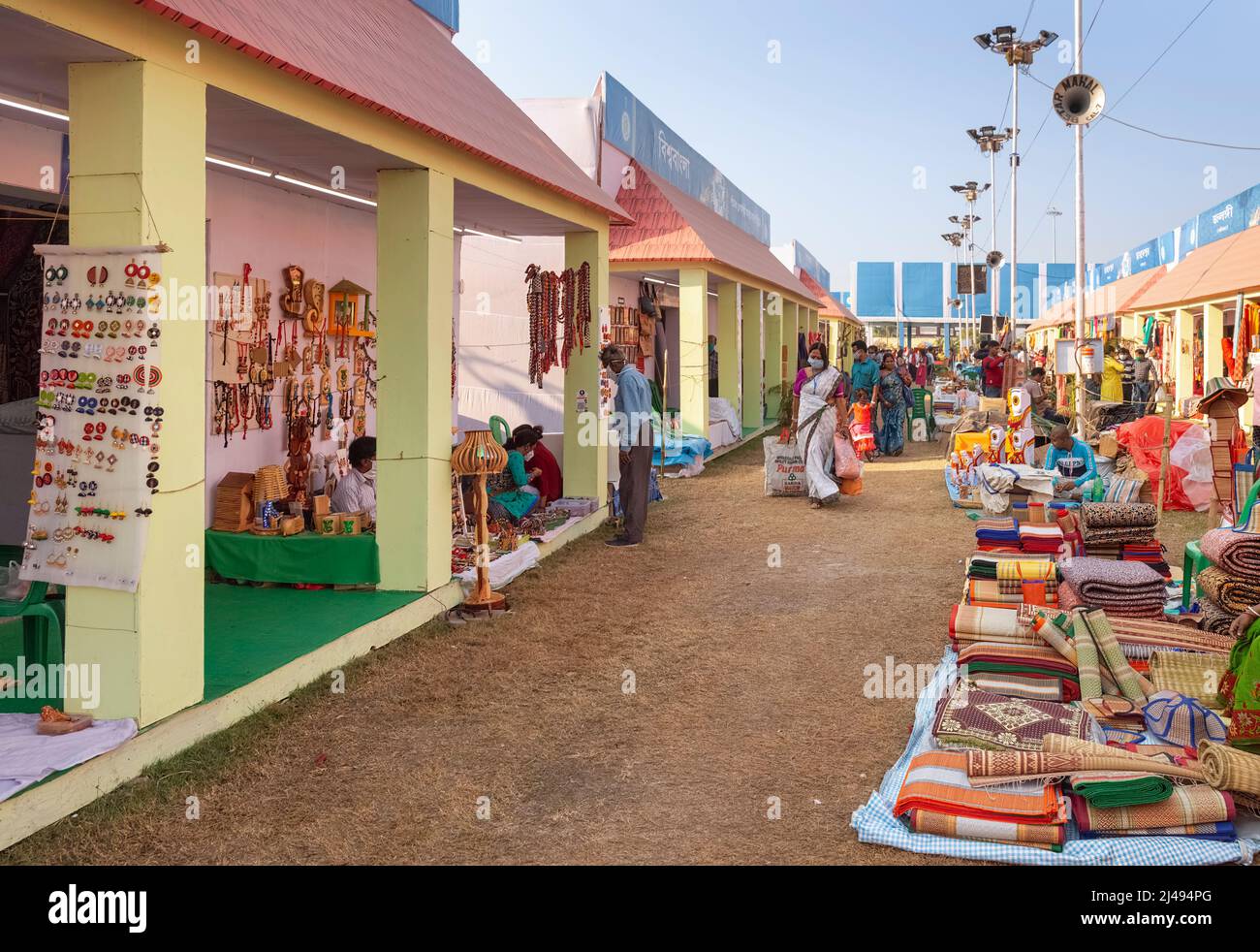 Fiera dell'artigianato con vista delle bancarelle che espongono oggetti artigianali in vendita a Kolkata, India Foto Stock