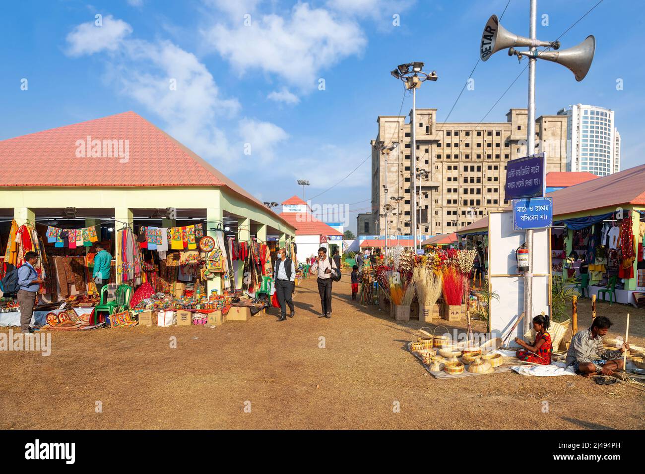 Fiera dell'artigianato con vista delle bancarelle che espongono oggetti artigianali in vendita a Kolkata, India Foto Stock