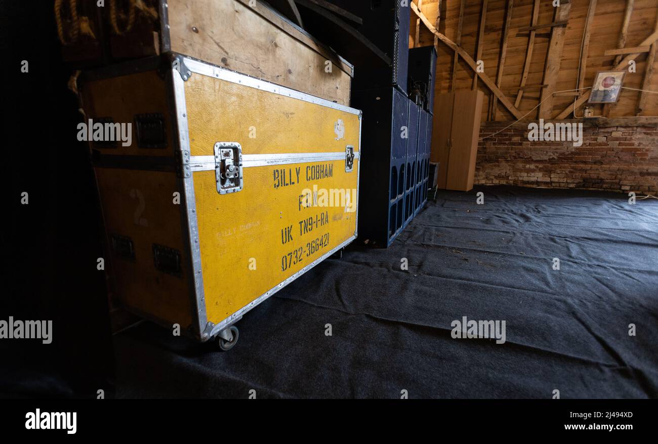 Custodia per il trasporto stenciled per il batterista Billy Cobham ma ora utilizzato da un dj britannico e in attesa in un fienile Suffolk Foto Stock