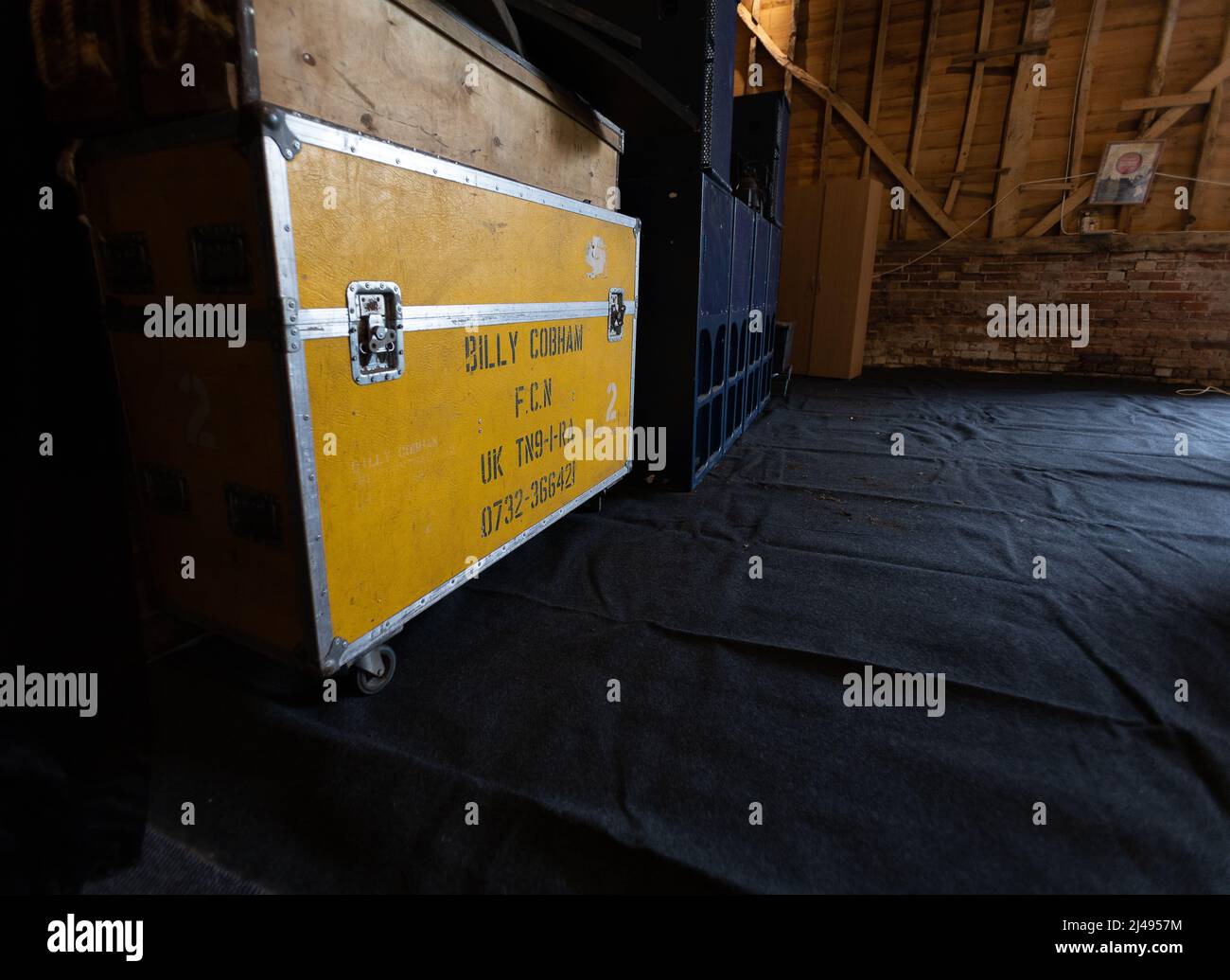 Custodia per il trasporto stenciled per il batterista Billy Cobham ma ora utilizzato da un dj britannico e in attesa in un fienile Suffolk Foto Stock