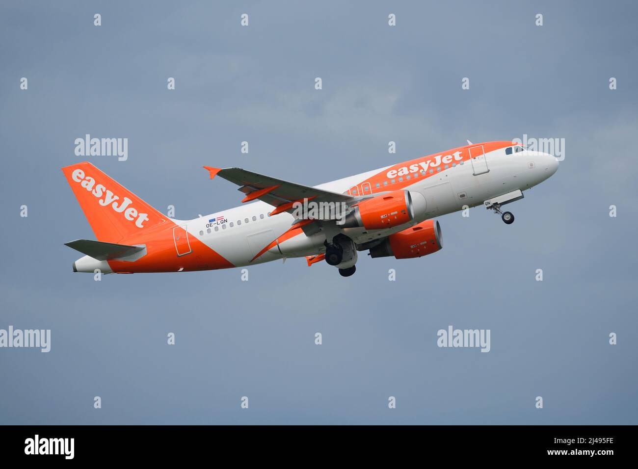 EasyJet Europe Airline GmbH Airbus A319 decollo nel mese di aprile 2022 con una registrazione austriaca OE-LQN Foto Stock