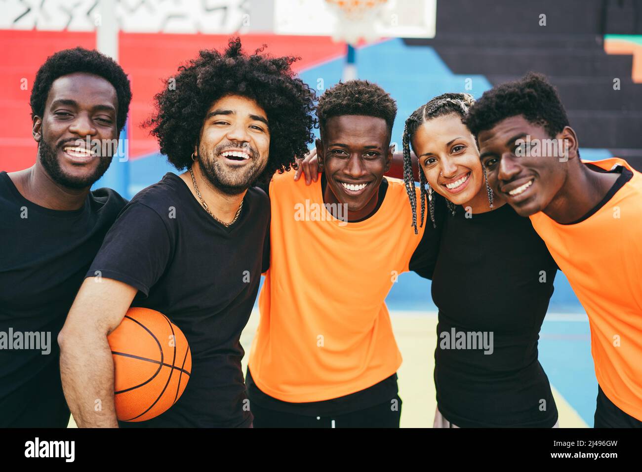 Amici africani che giocano a basket all'aperto - Urban lifestyle Concept -  Focus on center guy face Foto stock - Alamy