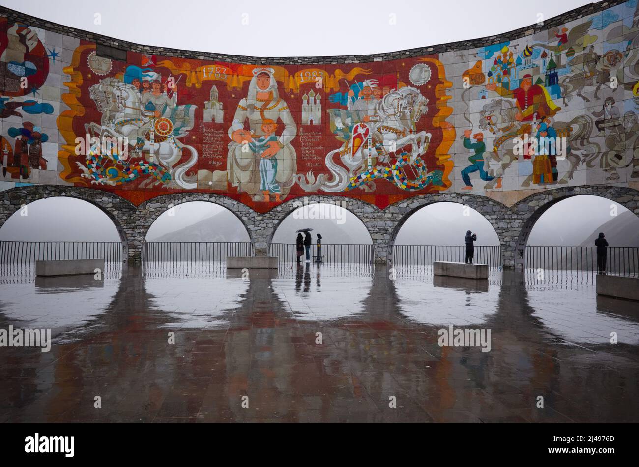 Georgia - Settembre, 2021: Monumento chiamato Peoples Friendship Arch con mosaici georgiani sulla strada militare nelle montagne del Caucaso Foto Stock