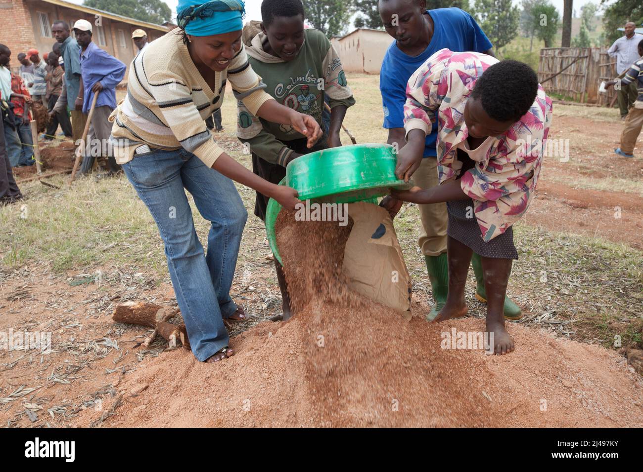 Umuganda mensile servizio comunitario per la costruzione di aule per la scuola Mwurire Groupe Scolare, settore Mbazí, Huye, Ruanda, luglio 2011. Foto Stock