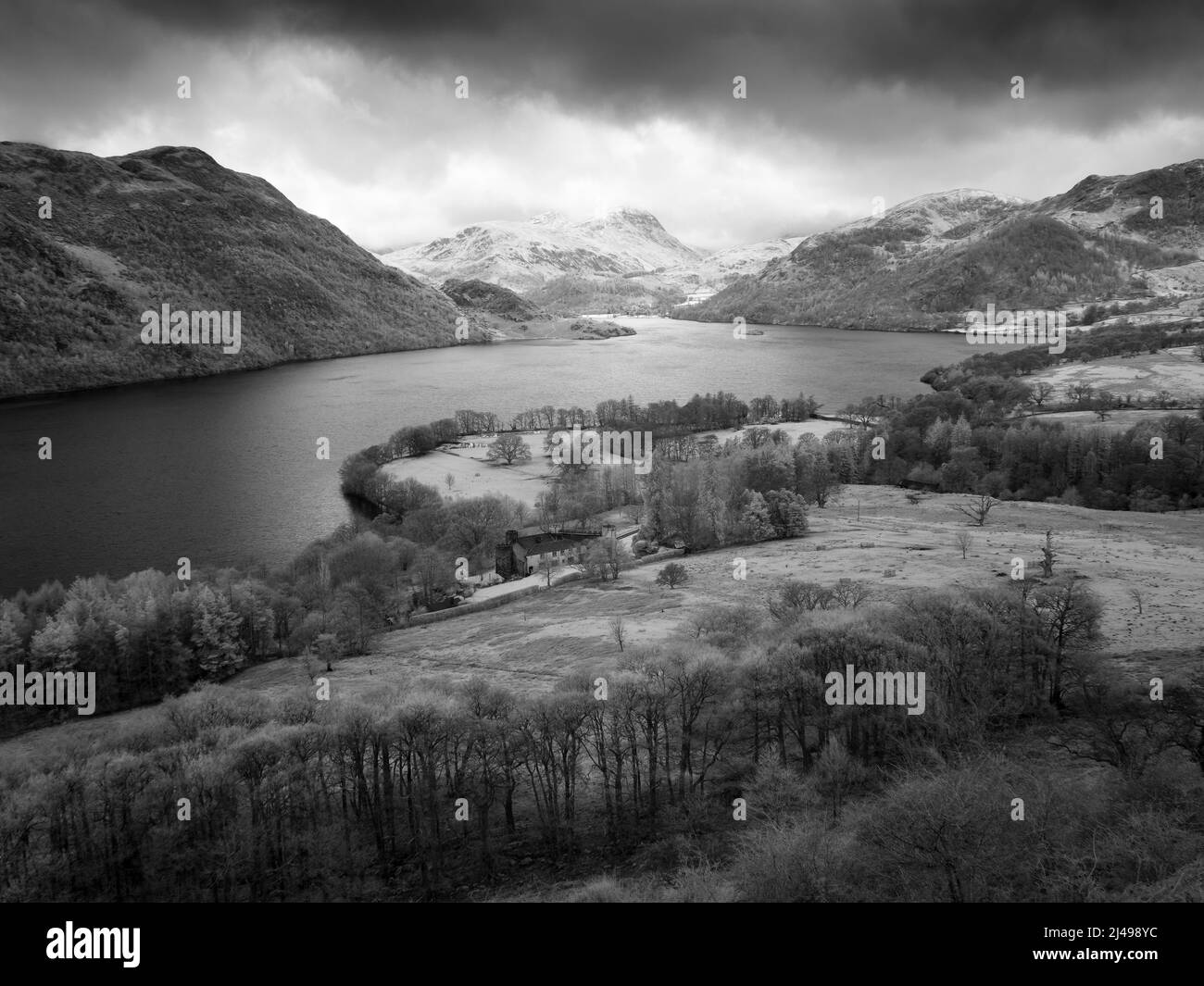 Una vista a infrarossi in bianco e nero dal versante meridionale di Gowbarrow cadde su Ullswater verso Patterdale nel Lake District National Park, Cumbria, Inghilterra. Foto Stock