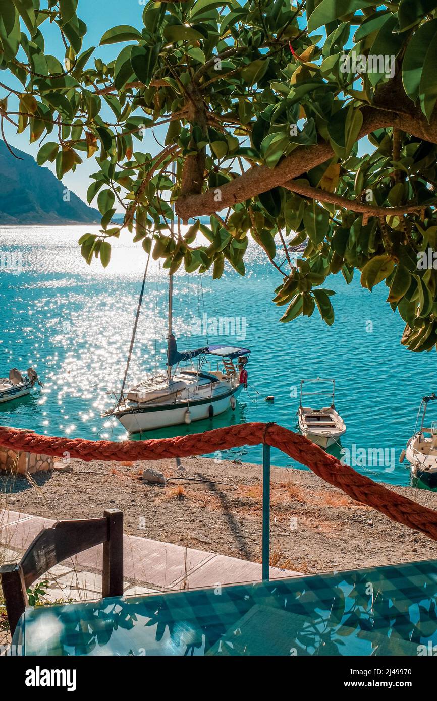 Barca nella baia di Agia Galini villaggio nel sud di Creta, Grecia, Europa Foto Stock
