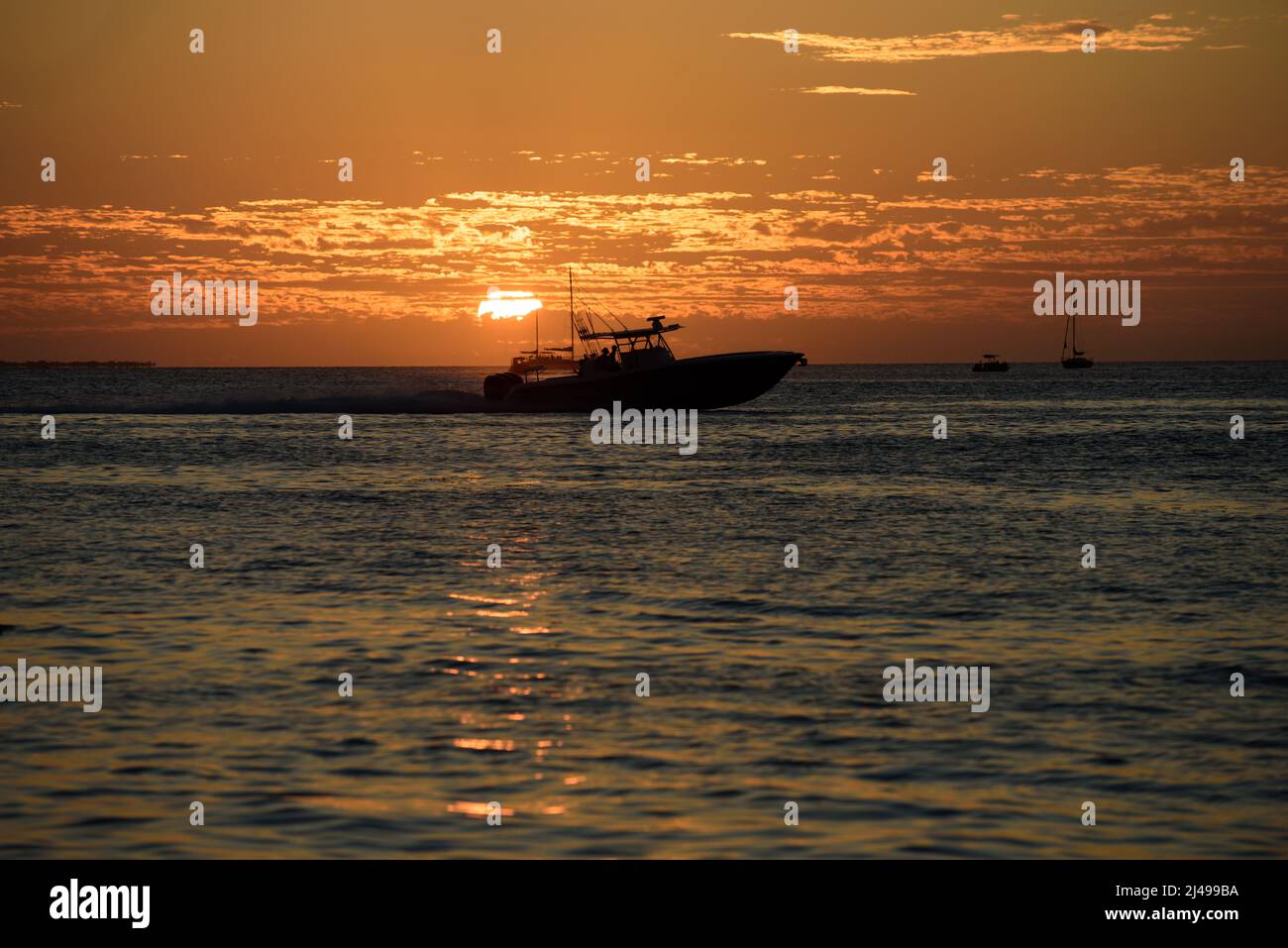 Tramonto d'oro al mare con barca a vela. Paesaggio con tramonto sull'oceano. Foto Stock
