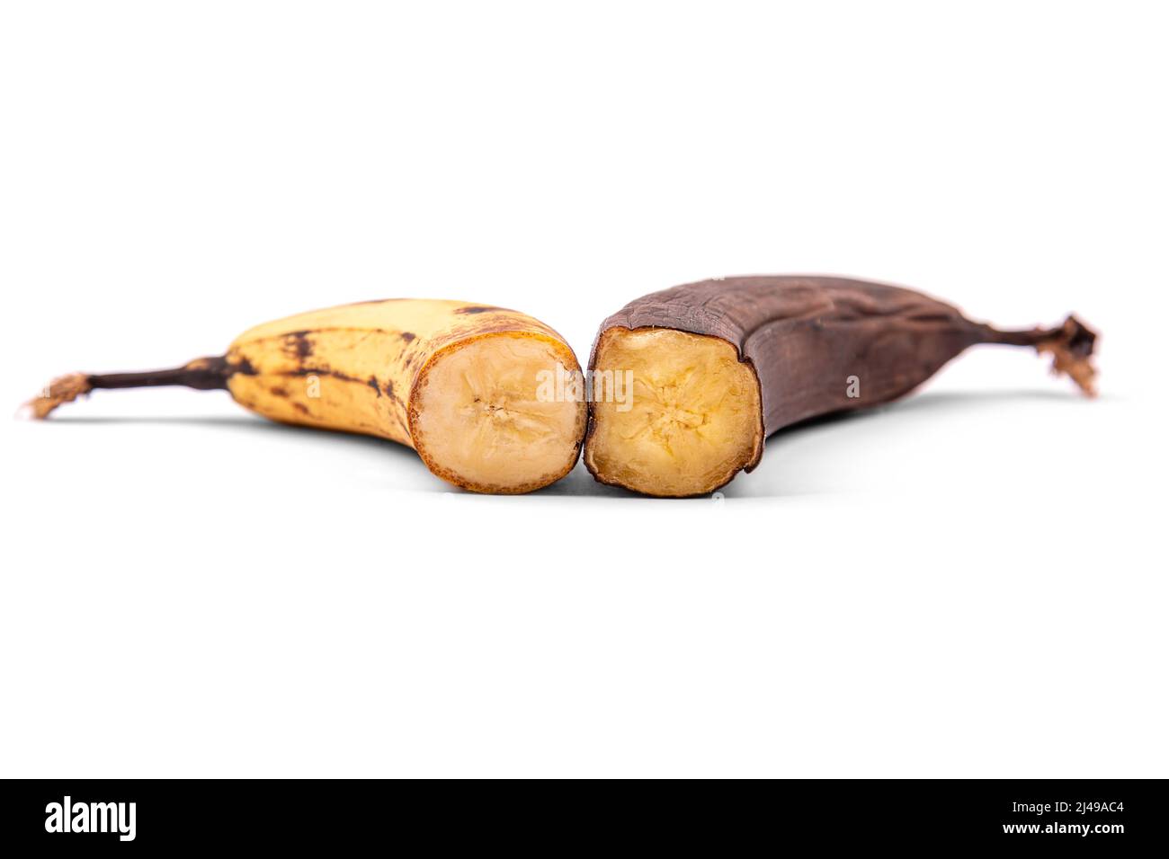 banana matura e sopravmatura in sezione isolata su sfondo bianco Foto Stock