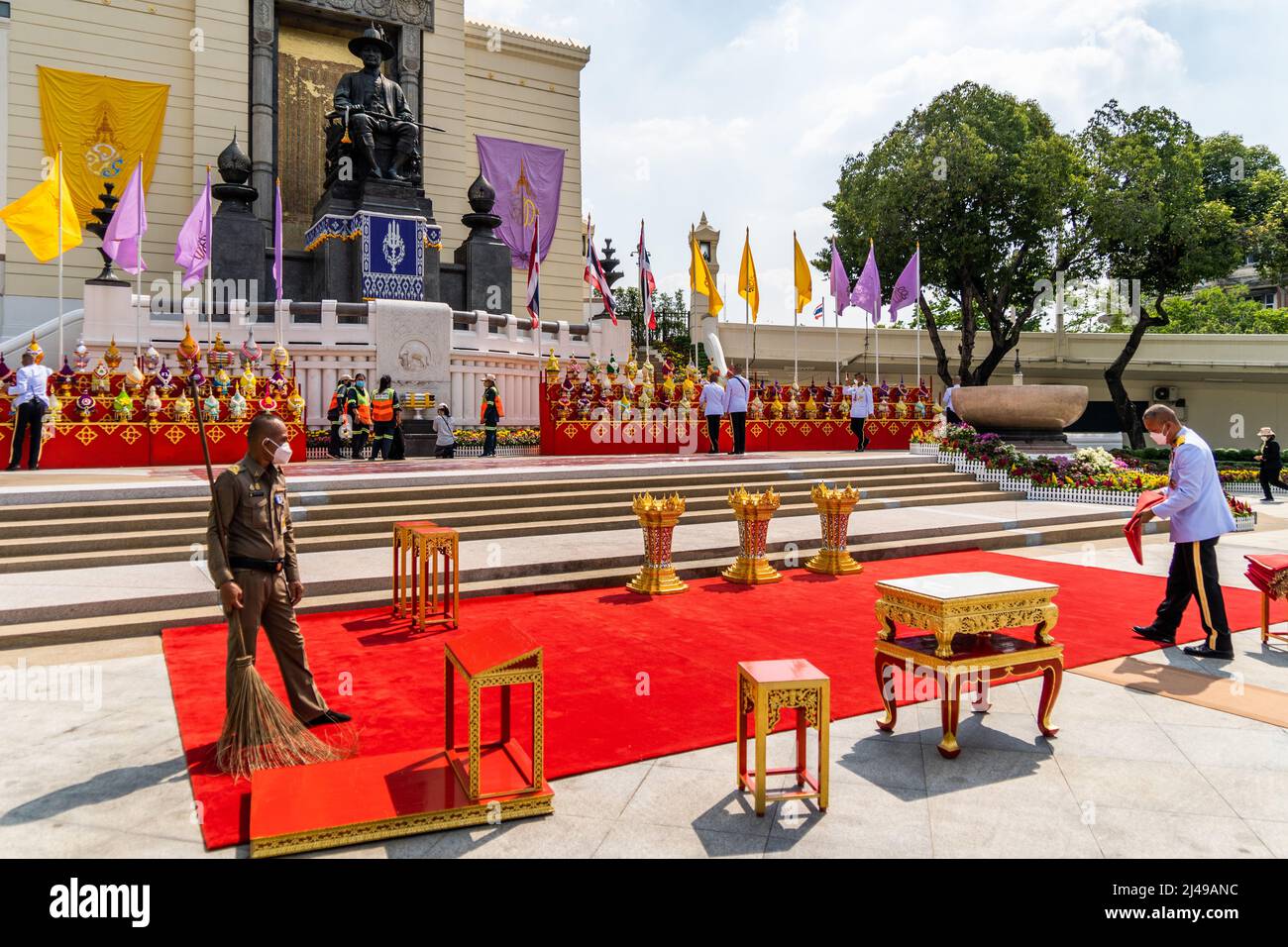 Bangkok, Tailandia. 8th Apr 2022. I membri della polizia reale thailandese e della Guardia reale montano un tappeto rosso e mobili reali di fronte al Monumento del Re Rama 1 prima dell'arrivo della Famiglia reale thailandese. Preparativi per l'arrivo del re HM Maha Vajiralongkorn e la regina HM Suthida al monumento del re Rama i a Bangkok, Thailandia. Il giorno di Chakri è una festa pubblica designata per commemorare la dinastia Chakri nell'anniversario dell'incoronazione del Buddha di Phra Yodfa Chulaloke, il primo re della Thailandia. (Credit Image: © Matt Hunt/SOPA Images via ZUMA Press Wire) Foto Stock