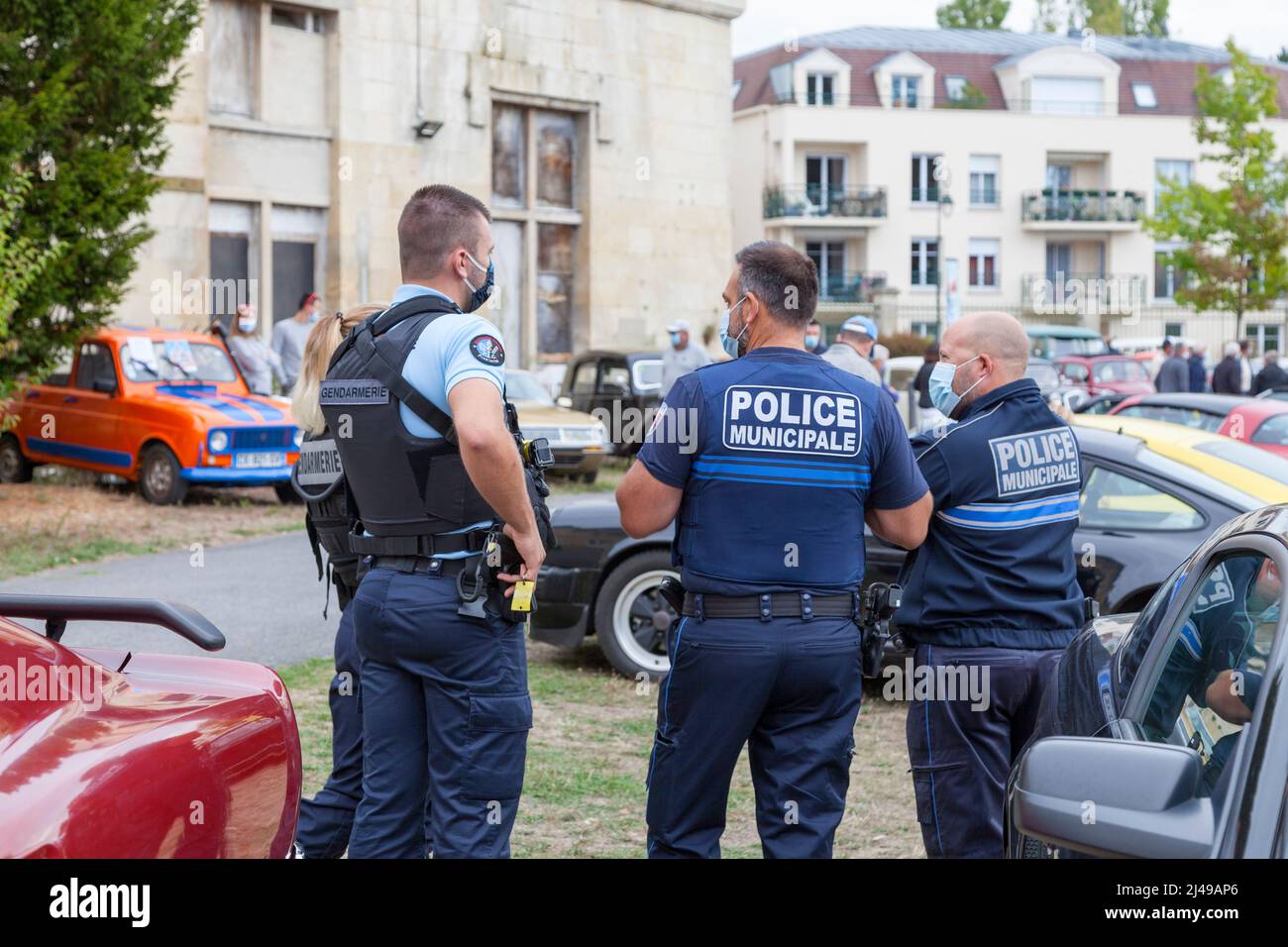 Lamorlaye, Francia - Settembre 06 2020: Due gendarmi e due poliziotti municipali che assicurano che i visitatori della riunione automobilistica organizzato b Foto Stock