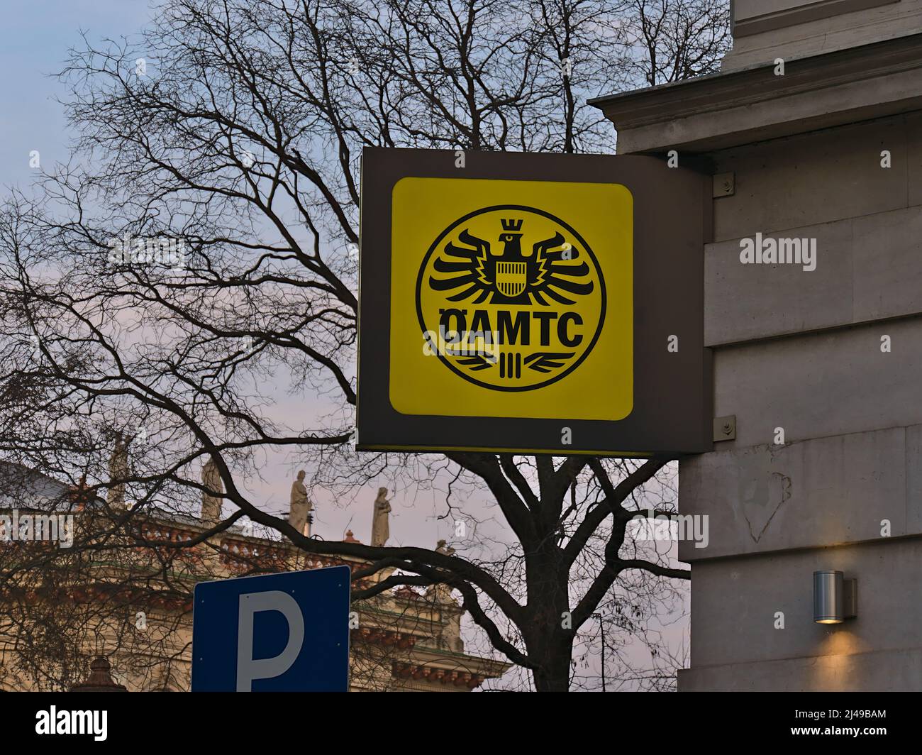 Vista del logo giallo e nero dell'associazione automobilistica Österreichischer Automobil-, Motorrad- und Touring Club nel centro di Vienna, Austria. Foto Stock