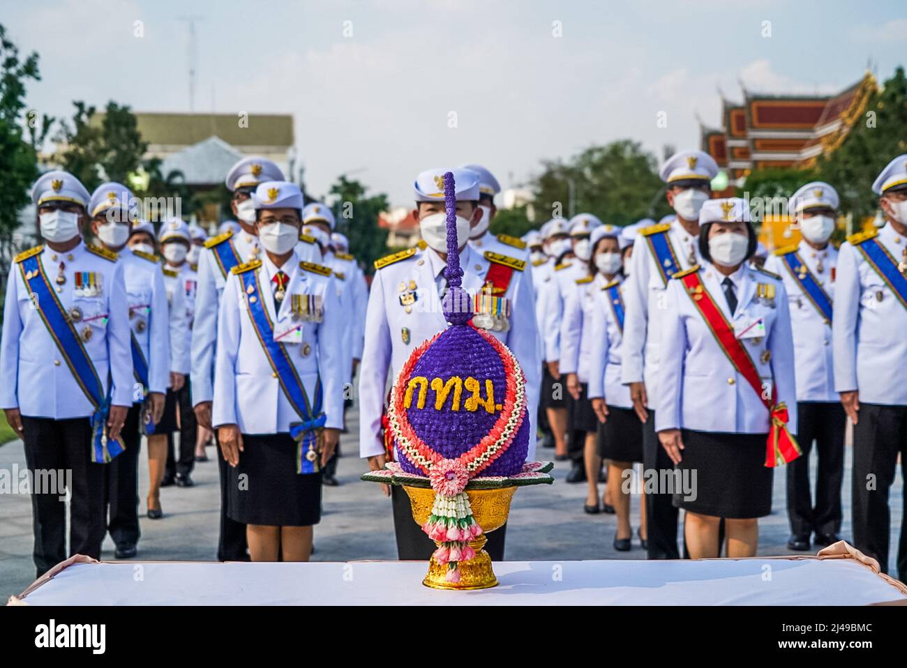 8 aprile 2022, Bangkok, Thailandia: I membri dell'esercito thailandese  presentano un bouquet di fiori in onore del giorno di Chakri. Preparativi  per l'arrivo del re HM Maha Vajiralongkorn e la regina HM