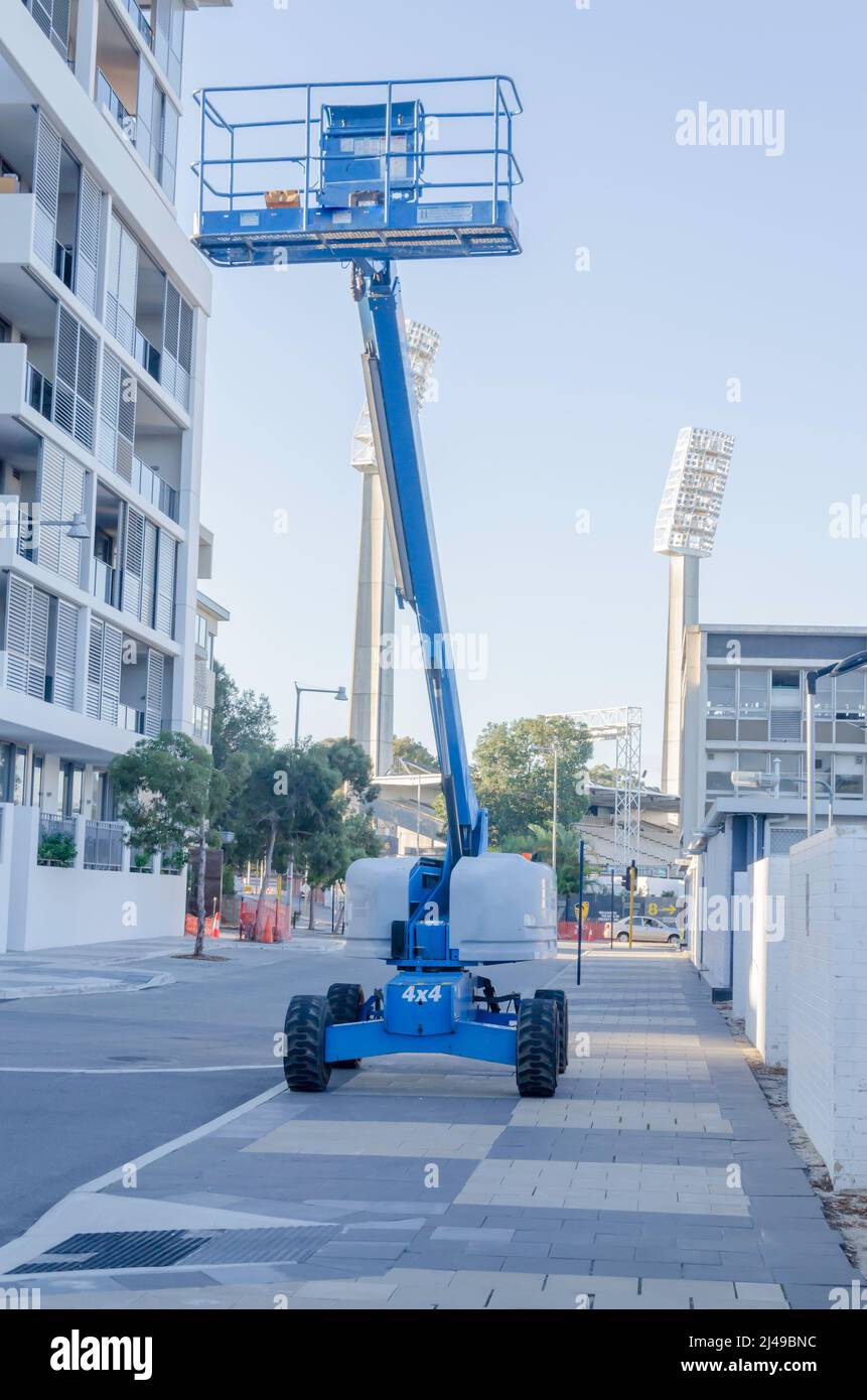 Un'asta Genie S45 o un braccio telescopico dritto parcheggiato su un sentiero vicino all'ovale WACA a Perth, Australia Occidentale Foto Stock