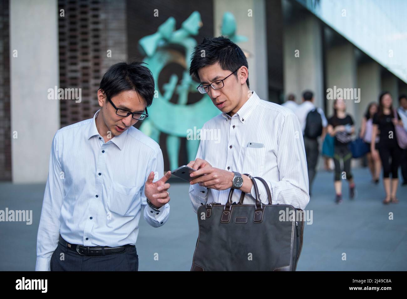 Singapore City, Singapore - 08 settembre 2019: Alla fine del giorno di lavoro lavoratori che camminano per le strade del quartiere Centrale degli Affari. Foto Stock