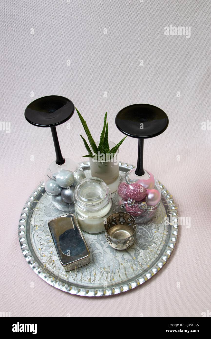 Decorazione del vassoio di festa con luci, ornamenti, candele e pianta Foto Stock