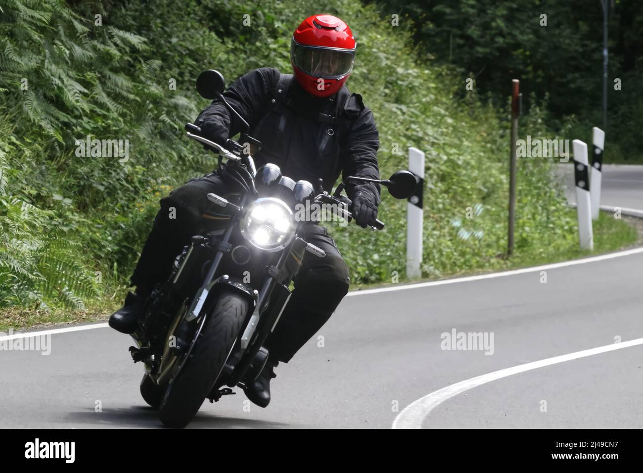 moto che guida una curva Foto Stock