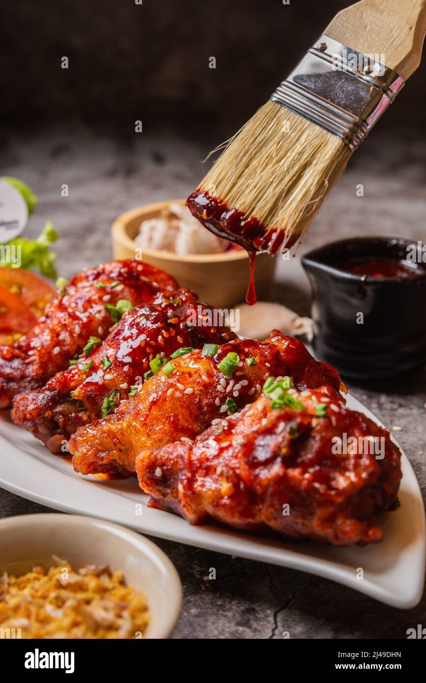 Pollo fritto coreano addensato in salsa al punto focale Foto Stock