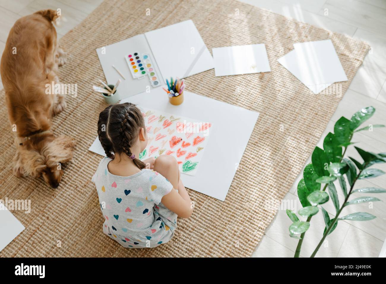 Bambino disegno cuori su carta. Terapia d'arte Foto Stock