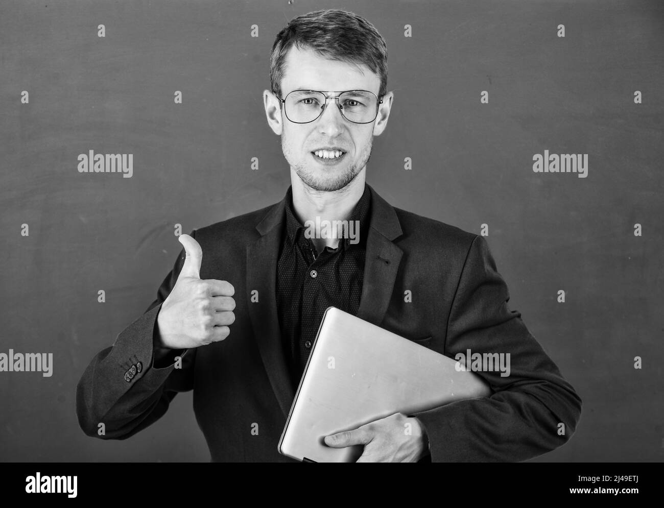 concetto di istruzione moderna. uomo d'affari giovane ma esperto. lavoratore d'ufficio tipico. uomo indossare occhiali e giacca. ritorno a scuola. insegnante di università a. Foto Stock