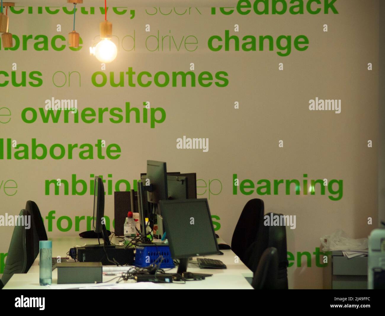 Parole ispiratrici su un muro di uffici a Brighton Foto Stock