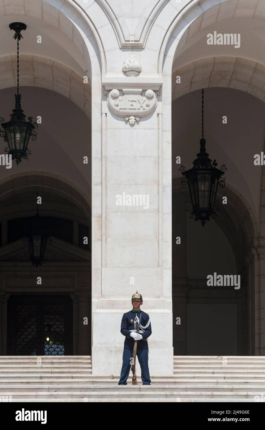 Guardia armata di fronte all'edificio del Parlamento portoghese, il Palazzo Sao Bento Foto Stock