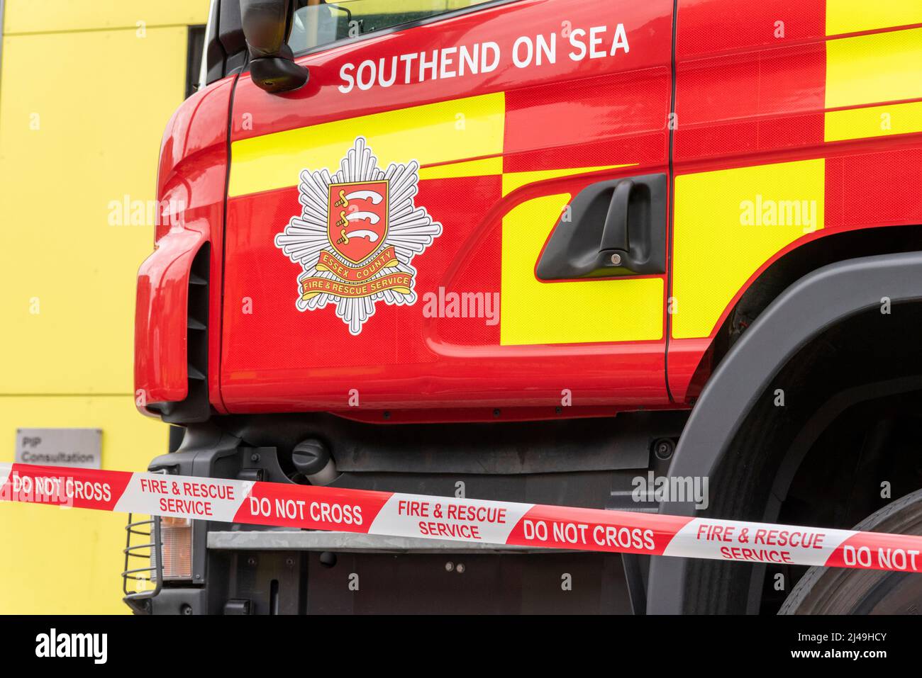 Southend on Sea, Essex, Regno Unito. 13th Apr 2022. Essex County Fire & Rescue Service stanno svolgendo un esercizio di formazione su larga scala presso il campus universitario dell'Essex che è rivestito con laminato ad alta pressione (HPL) sugli edifici che hanno 500 stanze. Il costo previsto per la sostituzione del rivestimento a rischio di incendio è di circa £ 14m e deve essere sostituito entro dicembre 2023. Nel frattempo sono impiegate 24/7 marescialli da fuoco, e la sistemazione è limitata a livelli più bassi. L'esercizio includeva il raggiungimento di una persona "intrappolata" ad alto livello utilizzando un apparecchio aereo. Foto Stock