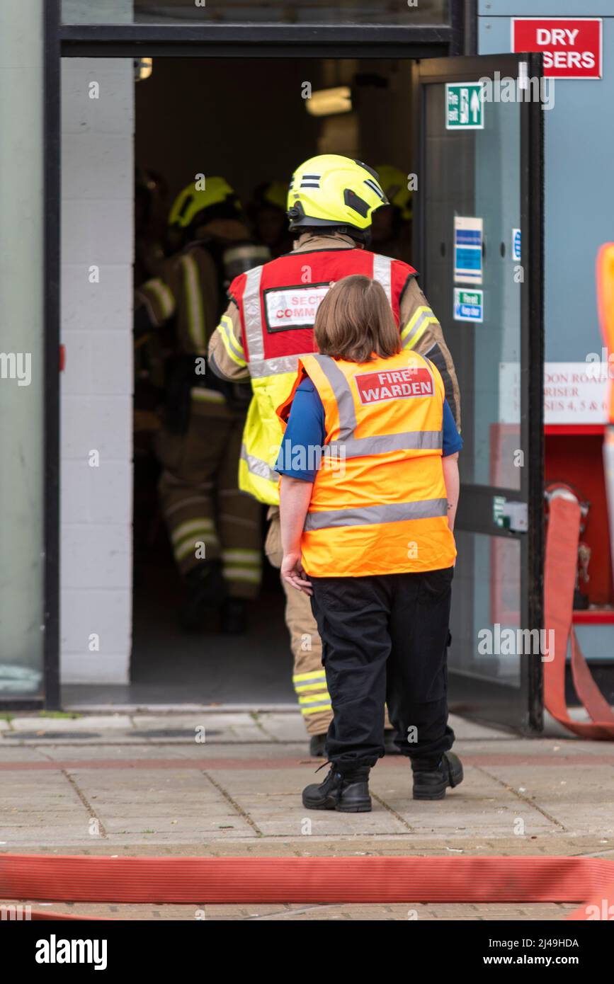 Southend on Sea, Essex, Regno Unito. 13th Apr 2022. Essex County Fire & Rescue Service stanno svolgendo un esercizio di formazione su larga scala presso il campus universitario dell'Essex che è rivestito con laminato ad alta pressione (HPL) sugli edifici che hanno 500 stanze. Il costo previsto per la sostituzione del rivestimento a rischio di incendio è di circa £ 14m e deve essere sostituito entro dicembre 2023. Nel frattempo sono impiegate 24/7 marescialli da fuoco, e la sistemazione è limitata a livelli più bassi. L'esercizio includeva il raggiungimento di una persona "intrappolata" ad alto livello utilizzando un apparecchio aereo. Foto Stock