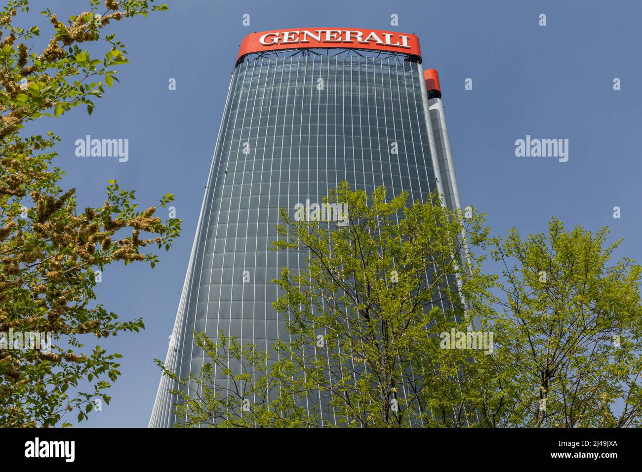 Milano, Italia - aprile 12 2022 - Torre generali. Le tre torri del nuovo skyline del quartiere CityLife di Milano. Citylife è una delle zone più visitate Foto Stock