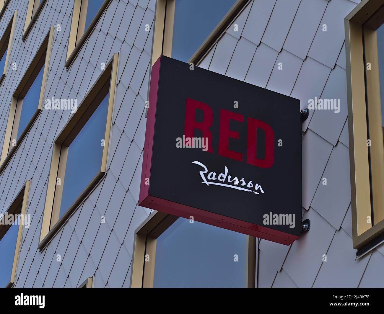 Vista ravvicinata di un cartello con il logo della catena alberghiera Radisson Red sulla facciata di un moderno edificio nel centro di Vienna, Austria. Foto Stock