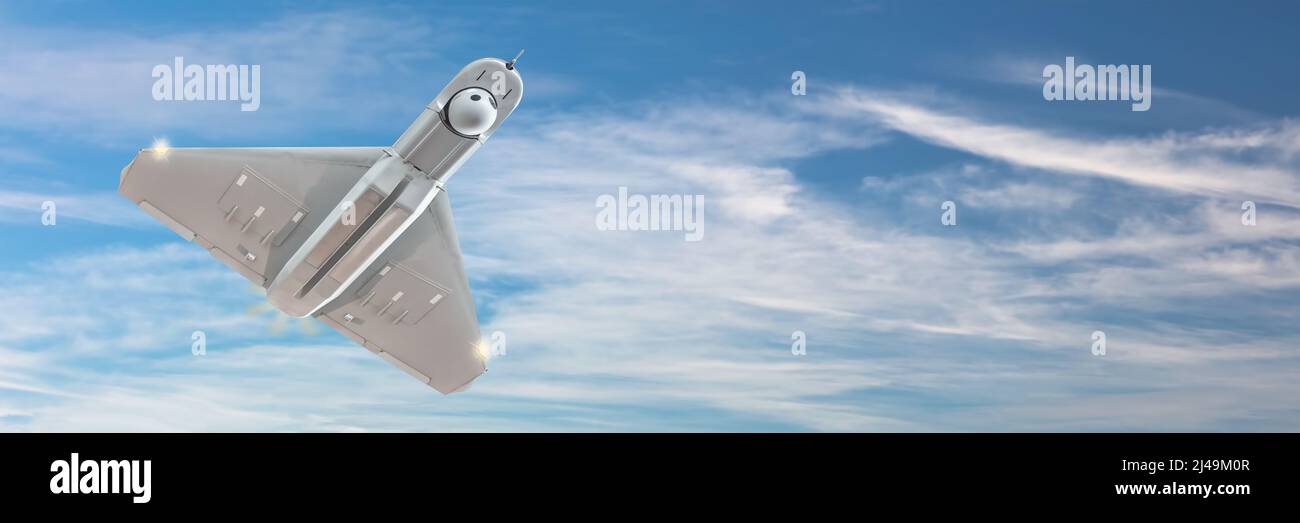 Drone militare senza equipaggio sulla pattuglia di fronte a un cielo blu con nuvole Foto Stock