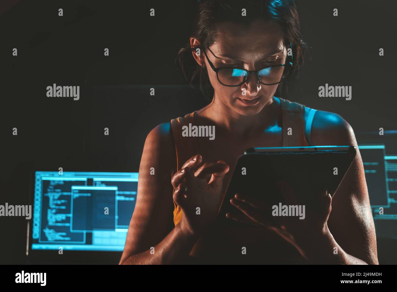 Occhi web surfer e l'ufficio di lavoro, intermediario assicurativo, workaholic, mentre lavorando nelle serate d'ufficio, controllo e sicurezza negli accessi Foto Stock