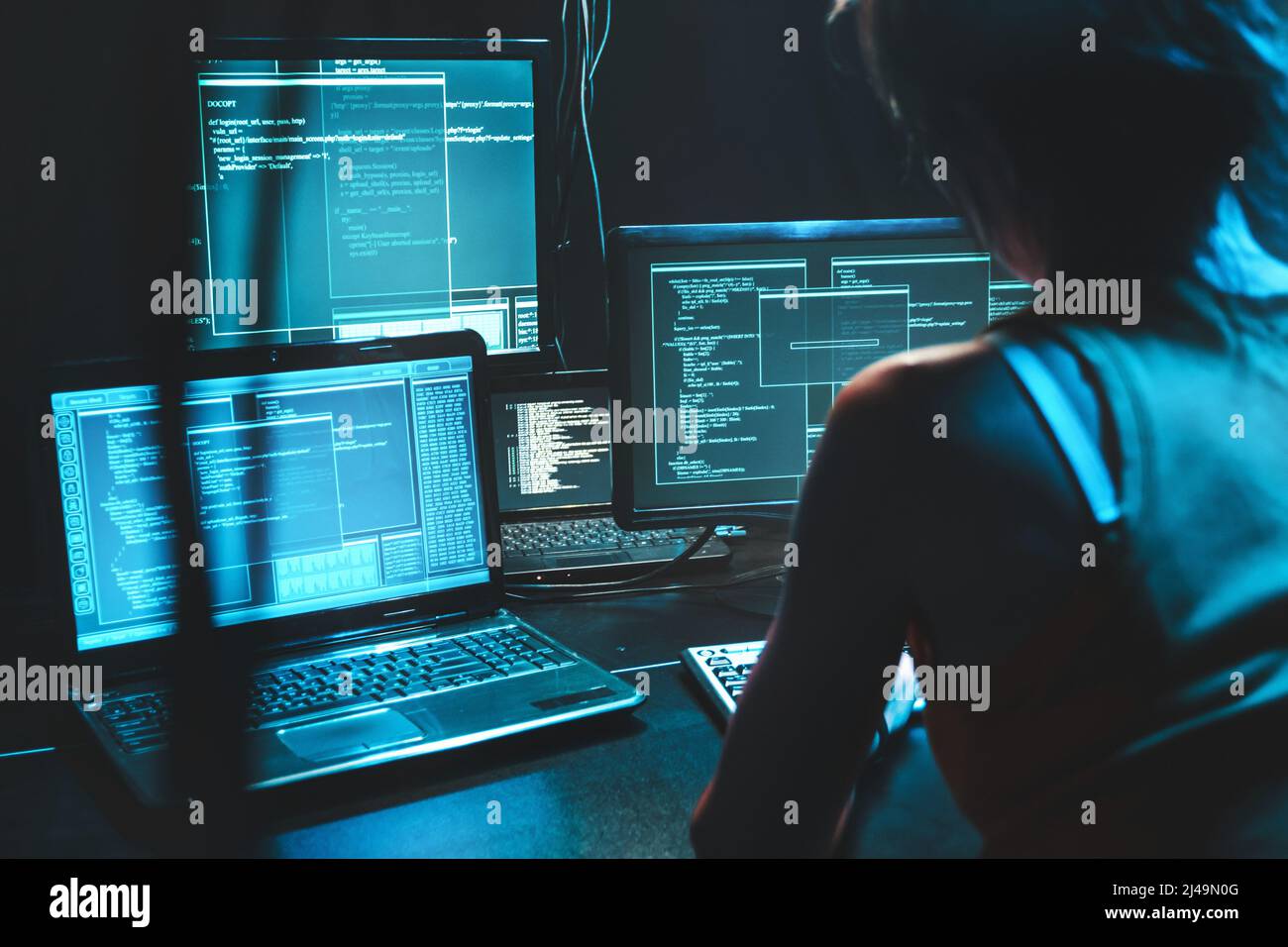 Sviluppatore software freelance donna lavoro femminile con codice programma su ampi display di notte sviluppa una nuova applicazione web desktop mobile. Codificatore su Foto Stock