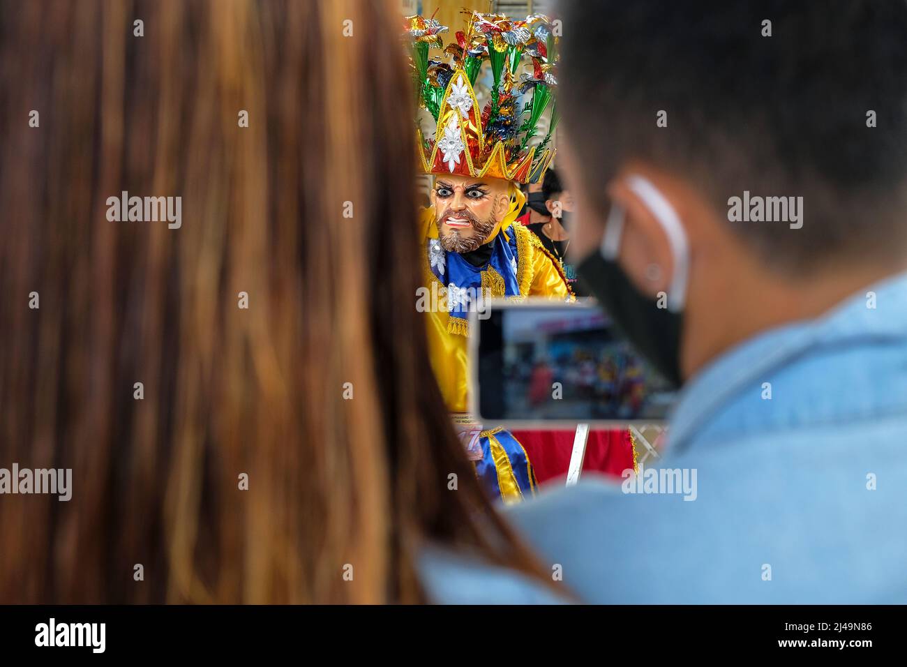 Moggog, Filippine - Aprile 2022: Un partecipante al Festival Moriones che si tiene durante la settimana Santa a Moggog il 13 Aprile 2022 a Marinduque, Filippine. Foto Stock