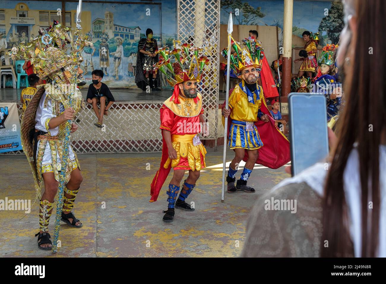 Moggog, Filippine - Aprile 2022: Partecipanti al Festival dei Moriones tenutosi durante la settimana Santa a Moggog il 13 Aprile 2022 a Marinduque, Filippine. Foto Stock