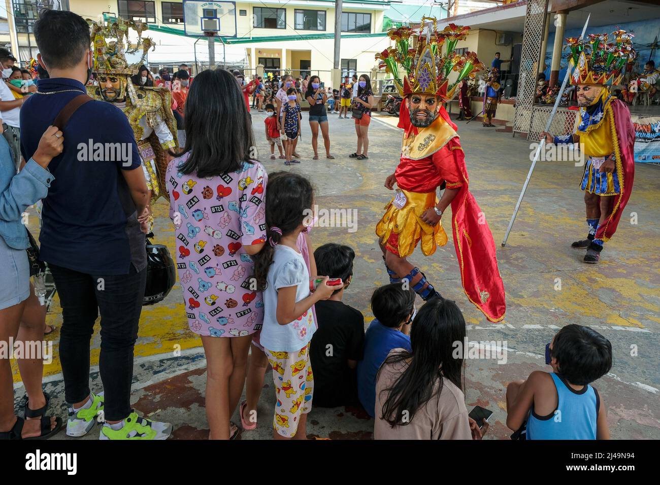 Moggog, Filippine - Aprile 2022: Partecipanti al Festival dei Moriones tenutosi durante la settimana Santa a Moggog il 13 Aprile 2022 a Marinduque, Filippine. Foto Stock