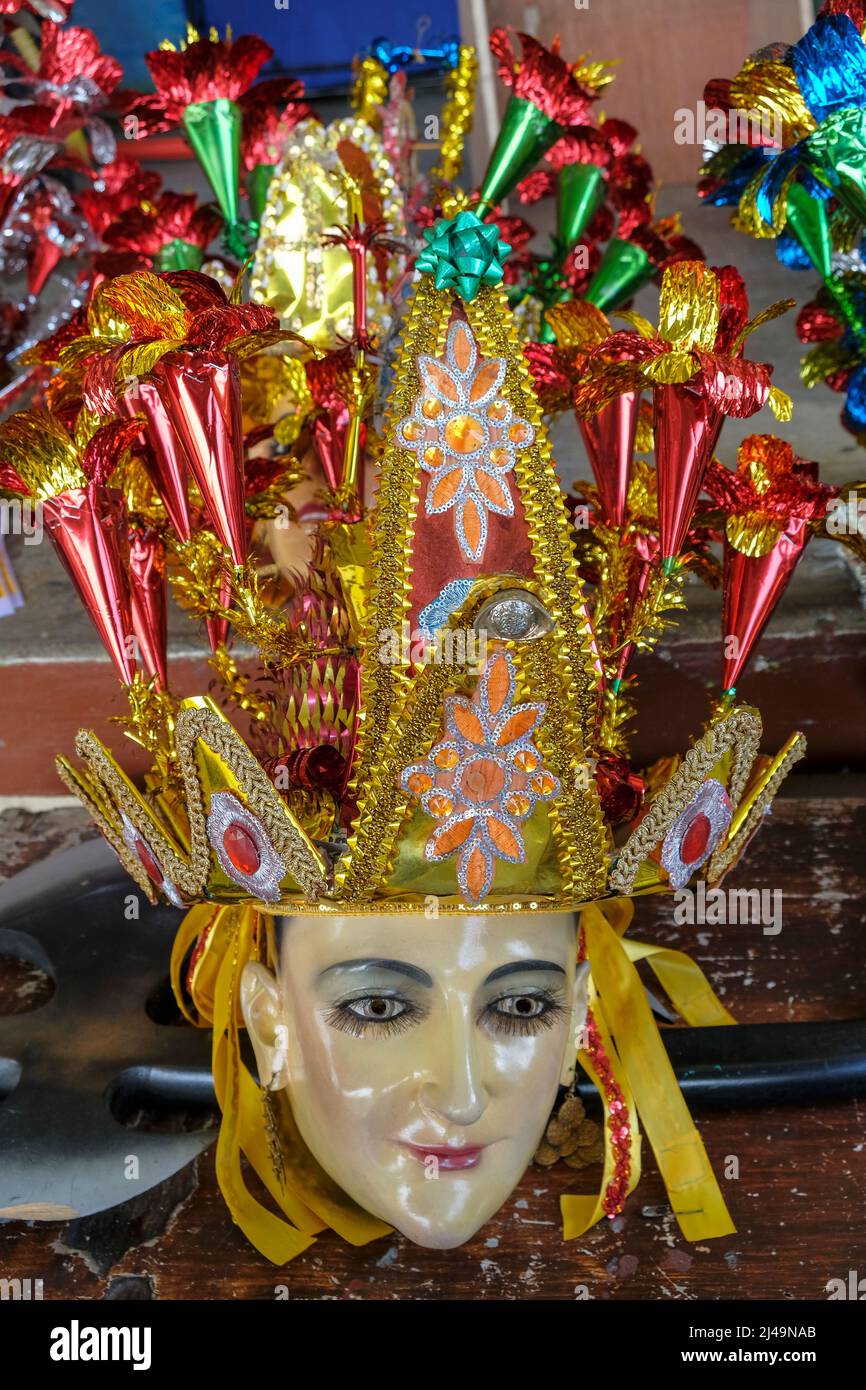 Moggog, Filippine - Aprile 2022: Maschera di soldato romana usata nel Festival di Moriones tenuto durante la settimana Santa il 13 Aprile 2022 a Marinduque, Filippine. Foto Stock