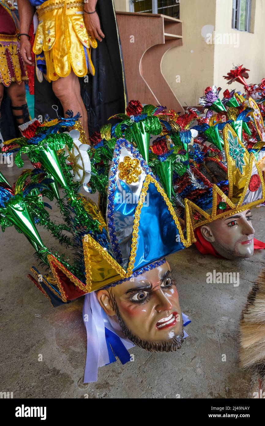 Moggog, Filippine - Aprile 2022: Maschere romane soldato utilizzate nel Festival Moriones tenutosi durante la settimana Santa il 13 Aprile 2022 a Marinduque, Filippine Foto Stock