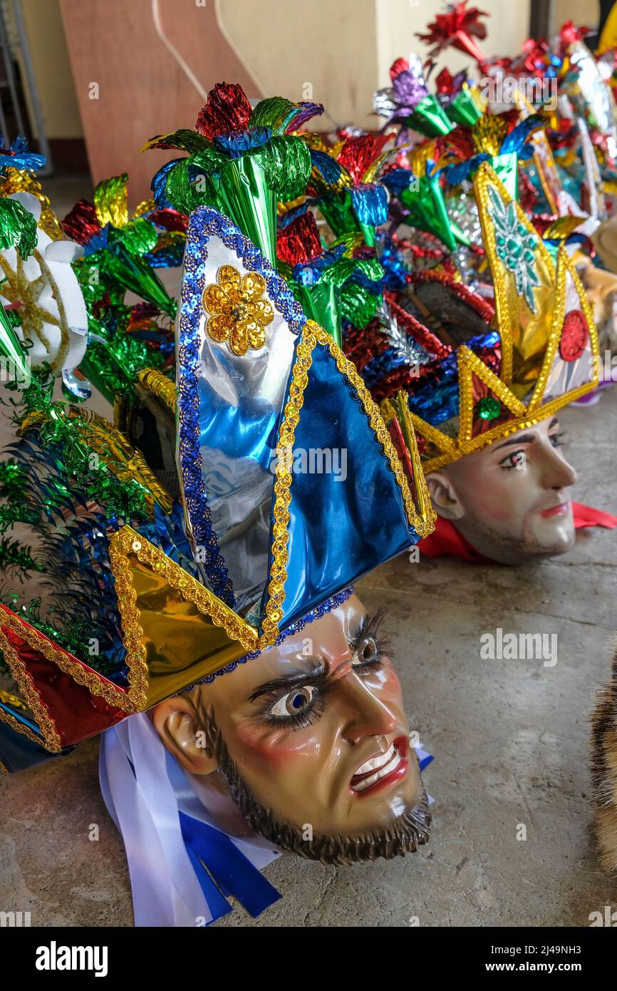 Moggog, Filippine - Aprile 2022: Maschere romane soldato utilizzate nel Festival Moriones tenutosi durante la settimana Santa il 13 Aprile 2022 a Marinduque, Filippine Foto Stock
