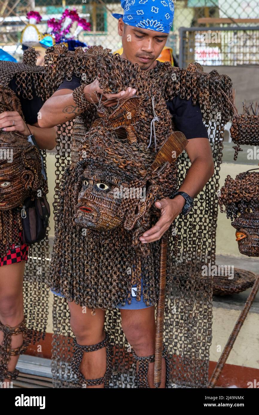 Moggog, Filippine - Aprile 2022: Un partecipante al Festival Moriones che si tiene durante la settimana Santa a Moggog il 13 Aprile 2022 a Marinduque, Filippine. Foto Stock