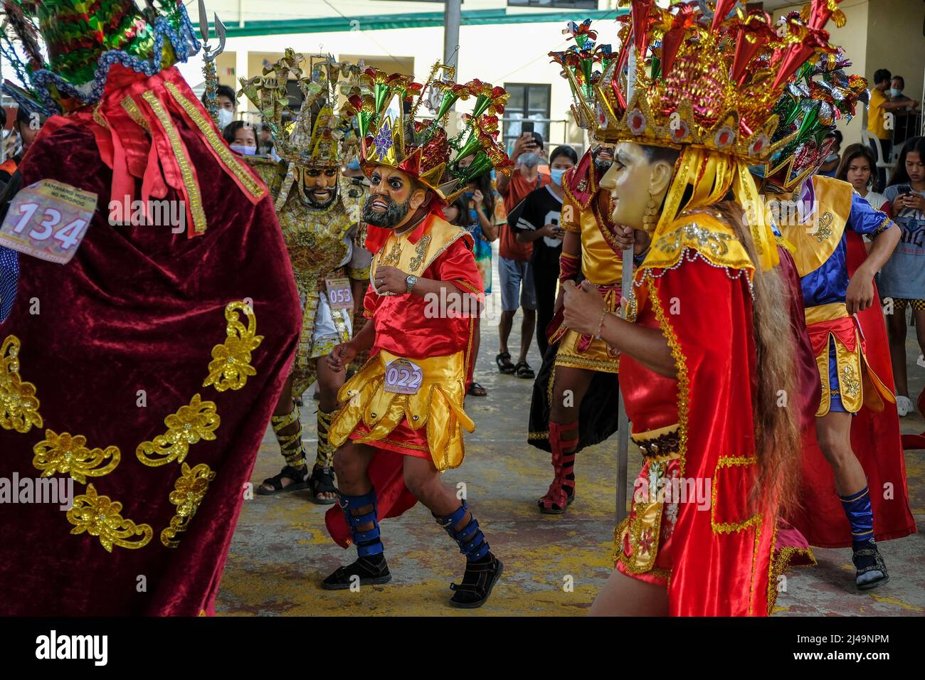 Moggog, Filippine - Aprile 2022: Partecipanti al Festival dei Moriones tenutosi durante la settimana Santa a Moggog il 13 Aprile 2022 a Marinduque, Filippine. Foto Stock