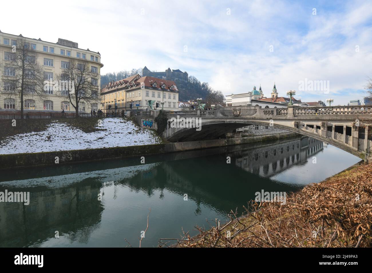 Lubiana: Ponte del drago sul fiume Lubiana, con il Castello di Lubiana sullo sfondo. Slovenia Foto Stock