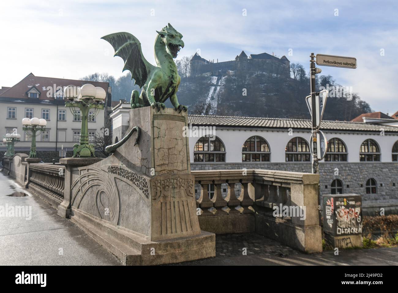 Lubiana: Ponte del drago, con il castello sullo sfondo. Slovenia Foto Stock