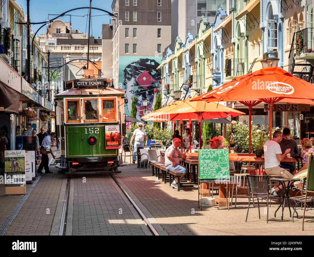 3 gennaio 2019: Christchurch, Nuova Zelanda - New Regent Street nel centro di Christchurch, con caffè all'aperto e negozi specializzati, e il tram... Foto Stock