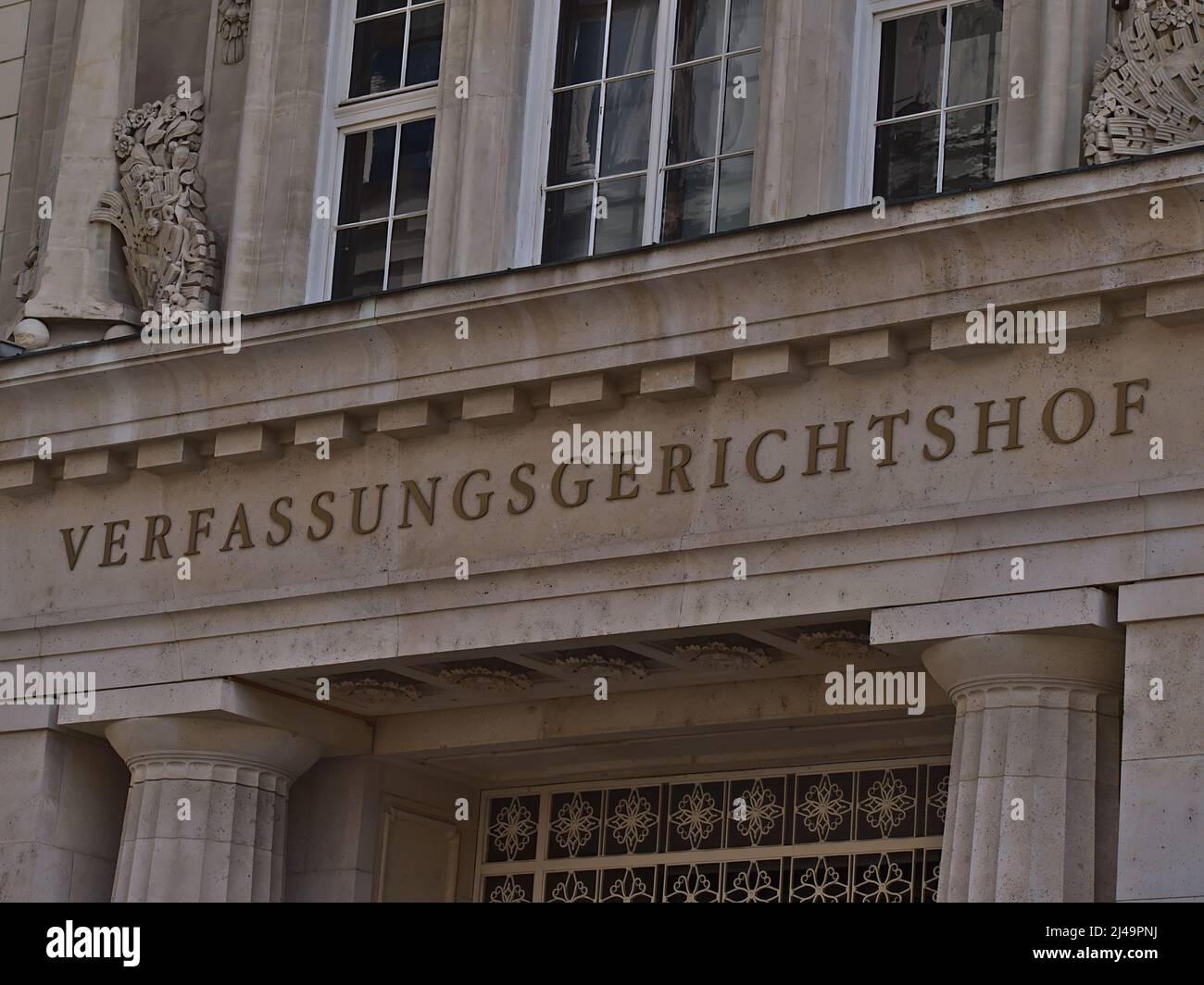 Vista della scritta sopra l'ingresso della Corte costituzionale (Verfassungsgerichtshof, VfGH) nel centro storico di Vienna, Austria. Foto Stock