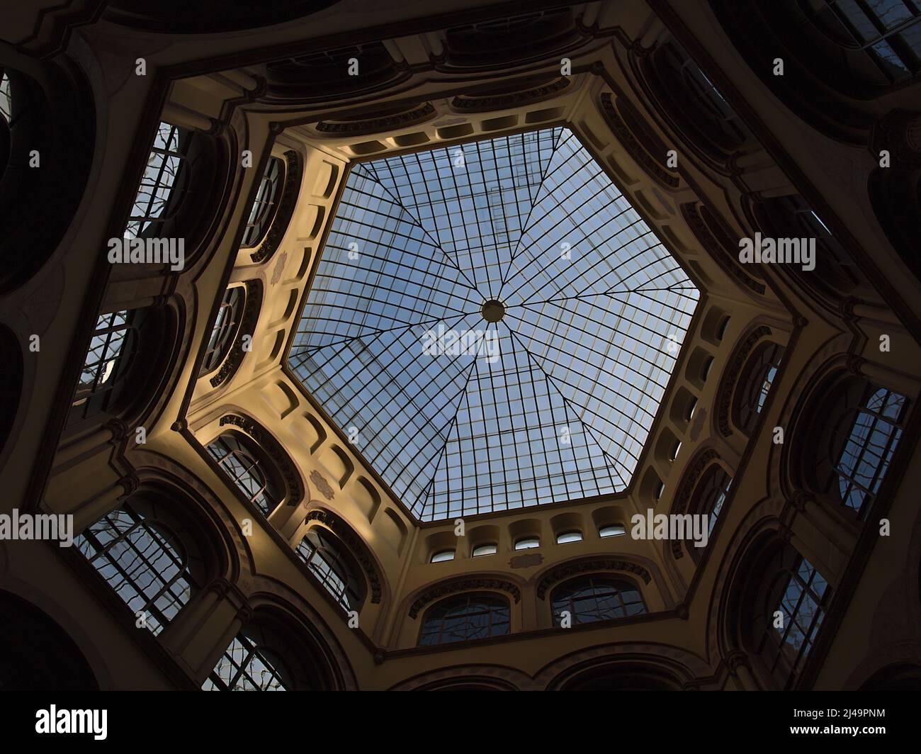Vista ad angolo basso del cortile interno del popolare palazzo Palais Ferstel nel centro storico di Vienna, Austria con tetto in vetro. Foto Stock